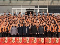 情系農(nóng)民工 蛇年送祝?！A兆控股為優(yōu)秀農(nóng)民工發(fā)放春節(jié)禮品